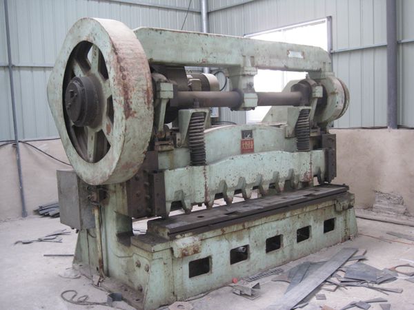 大型生產(chǎn)設備剪板機